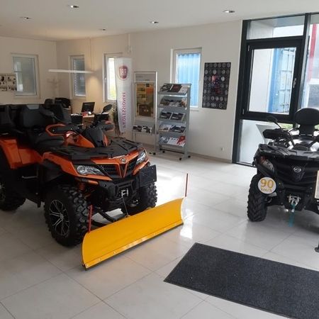 Quad mit Schneepflug